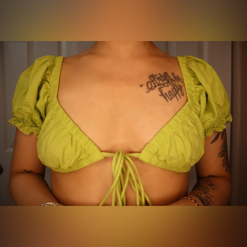 Puff shoulder tie front crop top